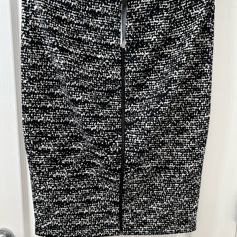 Vince Camino Black and White Print Pencil Skirt M
5 Star Seller